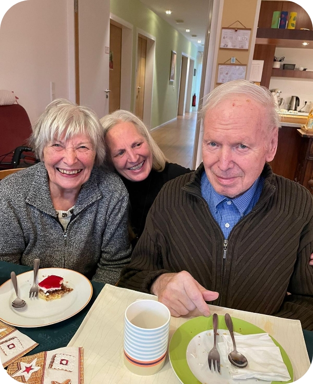 Drei lachende Seniorinnen und Senioren bei Kaffee und Kuchen in der Seniorenresidenz Jakobi
